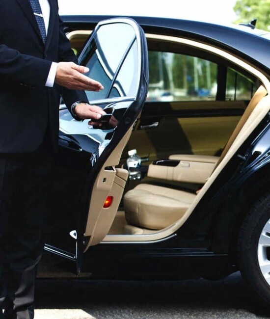 Limousine Around Milan With a Car and Chauffeur Hired